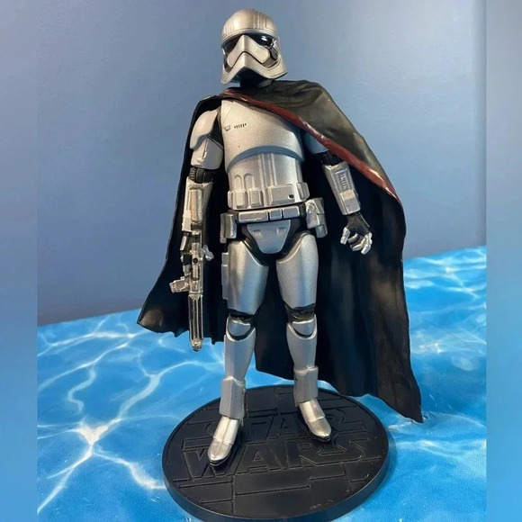 Star Wars Elite Series - Disney Store Exclusive - Die-Cast Captain Phasma 7 1/4” - Picture 8 of 14
